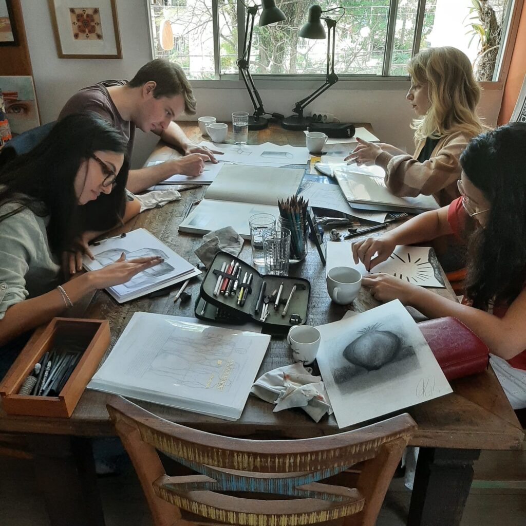 Nossos alunos durante as aulas e cursos de desenho e pintura no Atelier Granata!